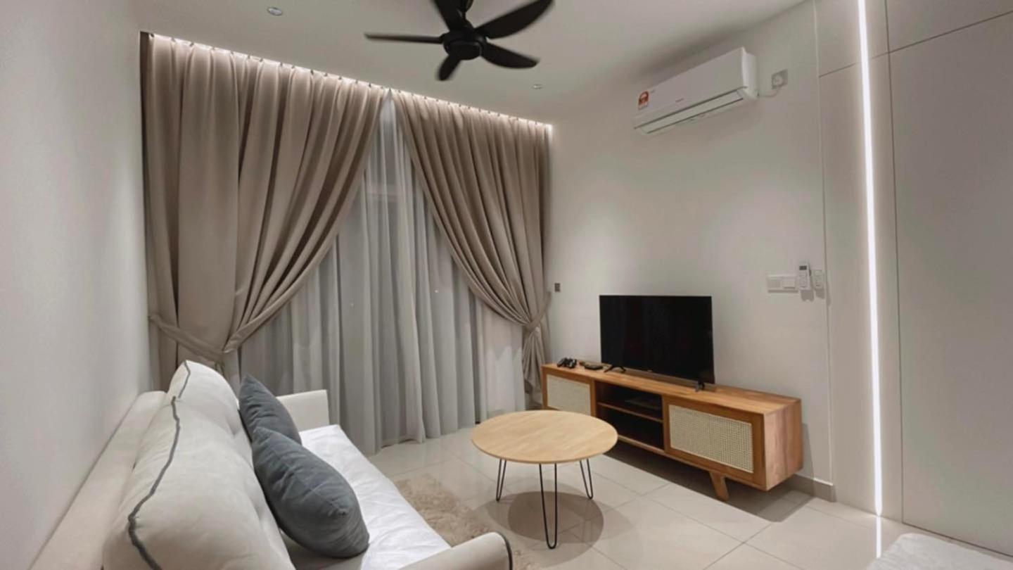Sks Habitat Terminal Bus Netflix Jchome By Mwm Johor Bahru Buitenkant foto